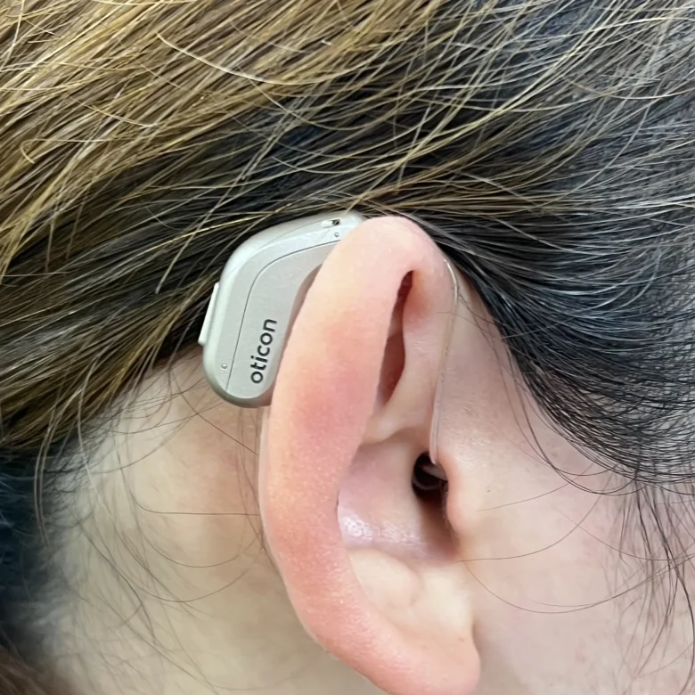 耳かけ型補聴器 オーティコン インテント ミニRITE【oticon Intent mini RITE】装着