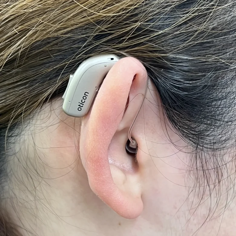 耳かけ型補聴器 オーティコン リアル ミニRITE R【oticon Real mini RITE R】装着